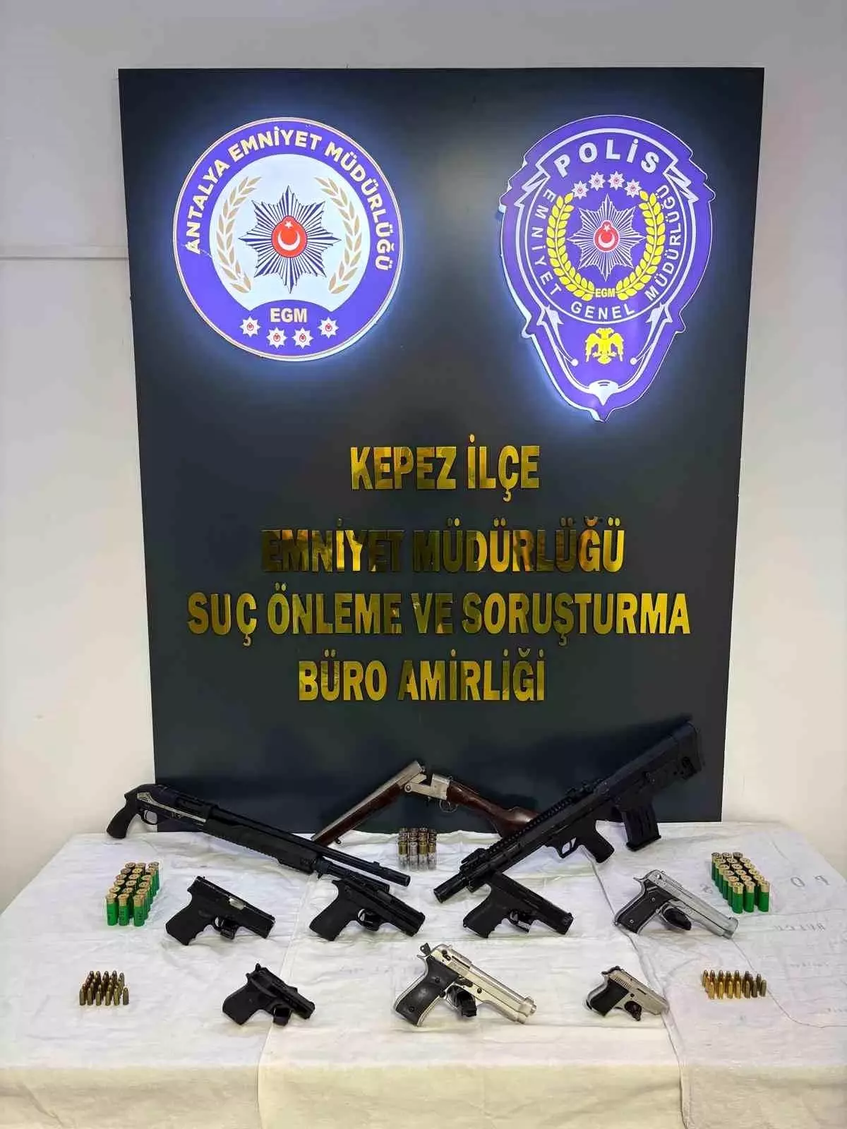 antalyada huzur operasyonu 7 ruhsatsiz tabanca ve muhimmat ele gecirildi dGIuwvuq.jpg