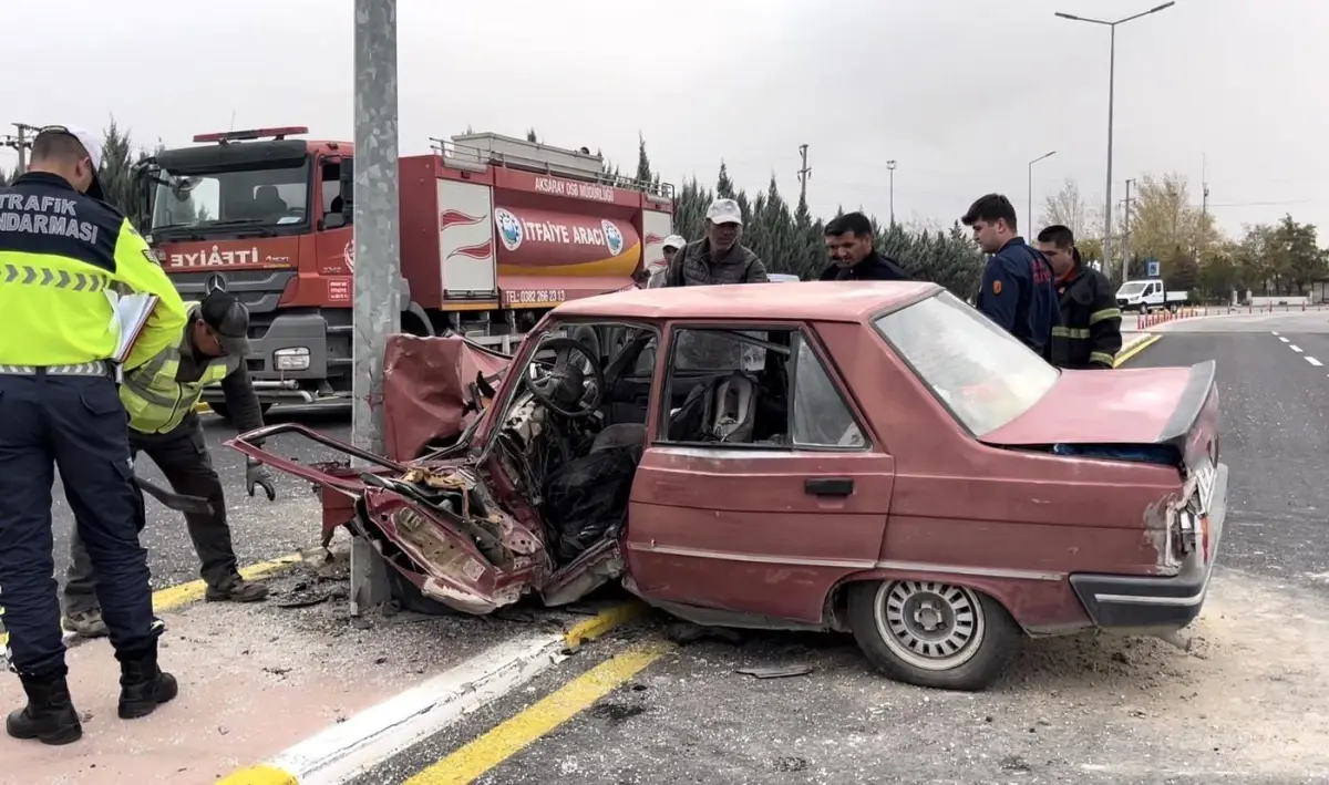 aydinlatma diregine carpan otomobil hurdaya dondu 1i agir 2 yarali n44AZ9HS.jpg