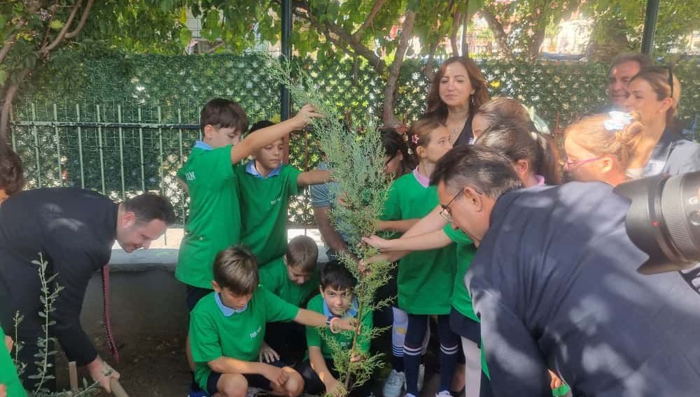 sehit ogretmen adinin verildigi okulda anildi 4d7VsbvW.jpg