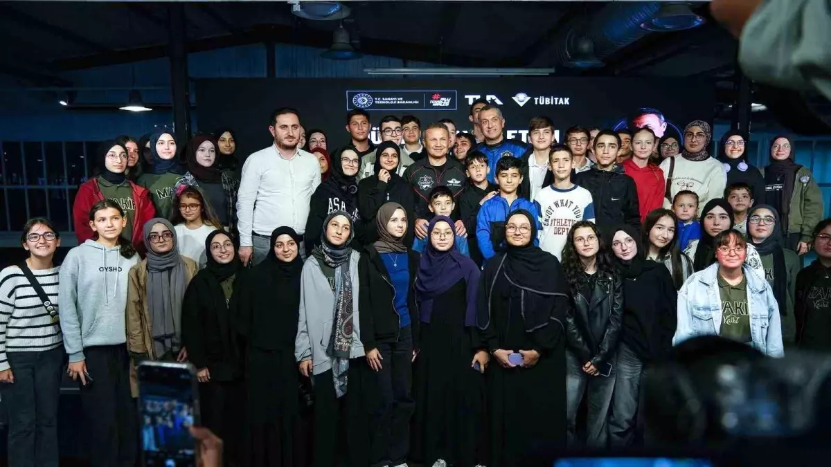 turkiyenin ilk astronotu alper gezeravci ogrencilerle uzay deneyimlerini paylasti W5hHXffa.jpg