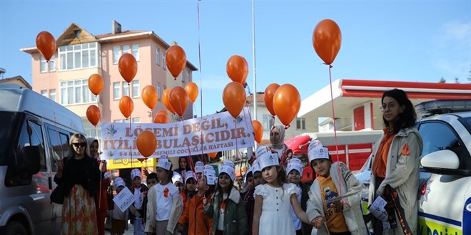 ana sinifi ogrencileri losemili cocuklar icin gokyuzune balon birakti Y9IUC6Bm.jpg